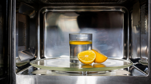 Očistite mikrotalasnu rernu pomoću limuna i vode