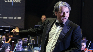 Maestro Srba Dinić sa Vojvođanskim simfonijskim orkestrom u Novom Sadu