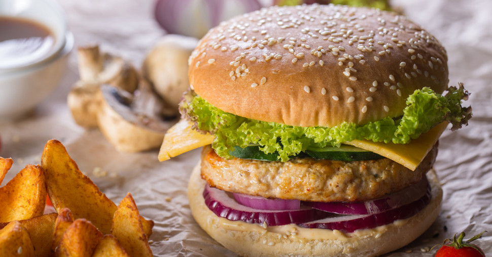 Ćureće pljeskavice sa povrćem i karijem