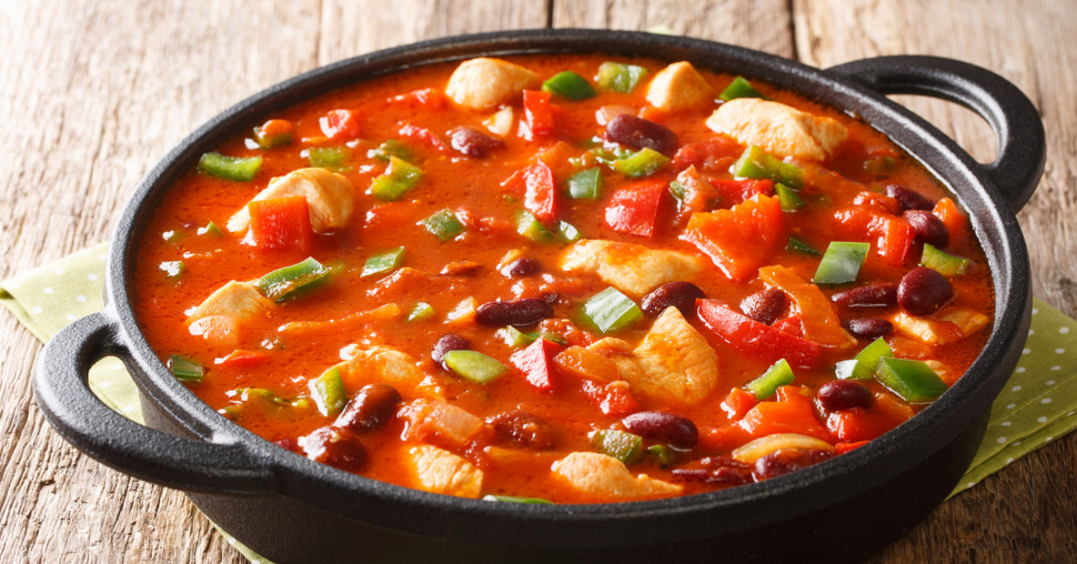 Pileći gulaš sa crvenim pasuljem ili mladim lukom