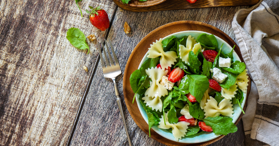 Prolećna salata sa sirom i jagodama