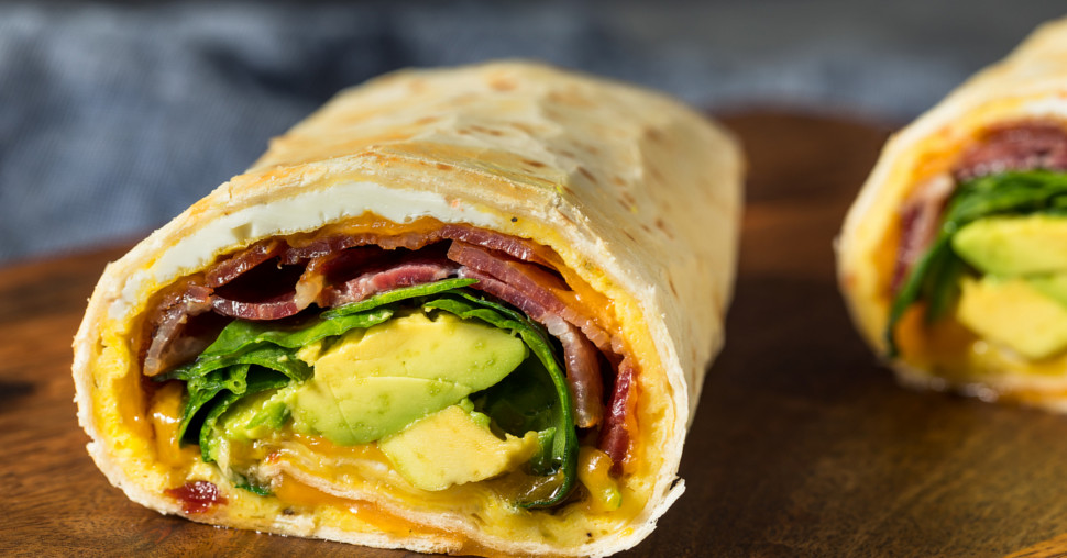 Tortilja sa jajima, hrskavom slaninom i avokado sosom