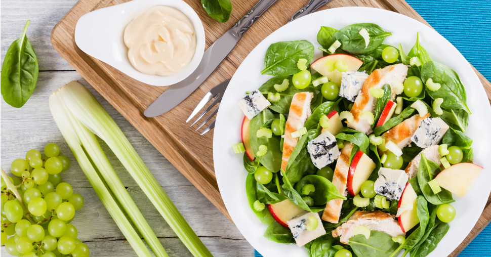 Pileća salata sa grožđem, jabukom i celerom