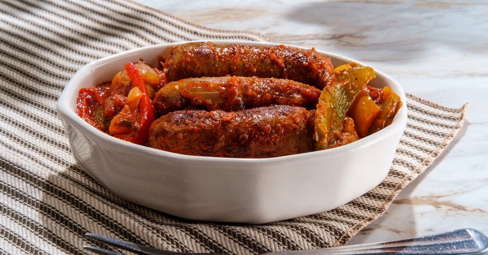 Kobasice iz rerne u bogatom paradajz sosu sa krompirom, paprikom i lukom