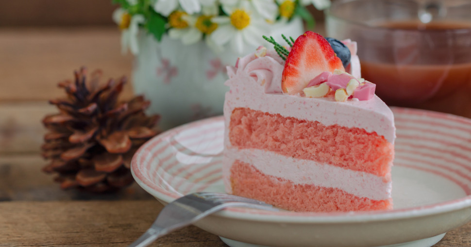 Roze kolač od jagoda sa jogurtom i mascarpone kremom