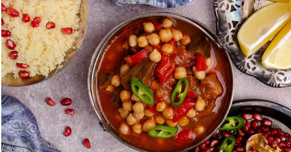 Aromatični gulaš od leblebija sa paradajzom i crvenom paprikom
