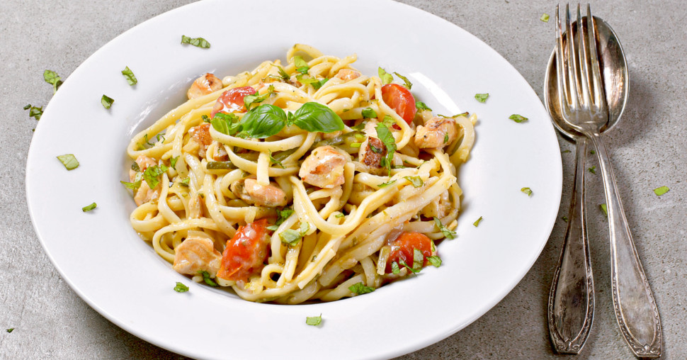Pasta sa dimljenim lososom i paradajzom