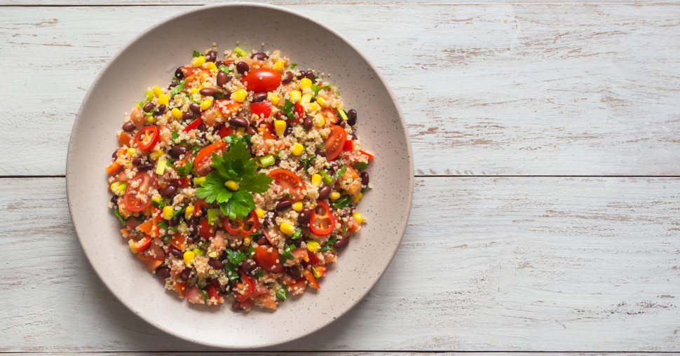Meksička letnja salata sa kinoom i svežim povrćem
