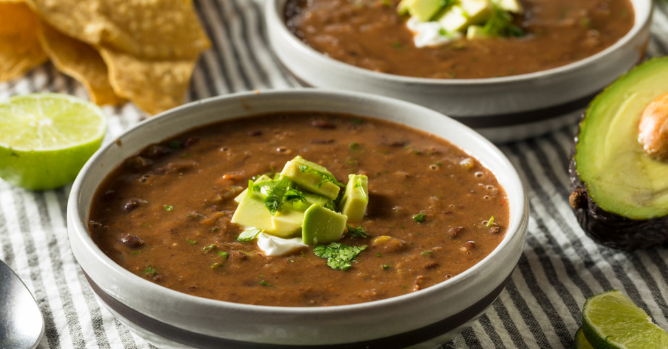 Čorbasti crni pasulj u meksičkom stilu sa slaninom