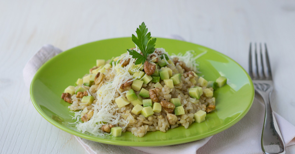 Ukusan rižoto od integralnog pirinča sa avokadom, orasima i parmezanom