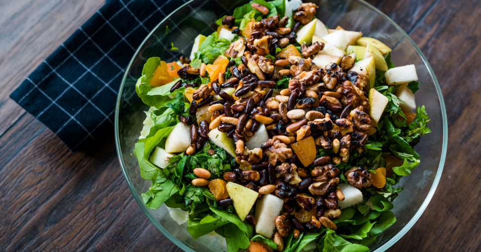 Salata sa pečenim kruškama, tikvicama i orasima