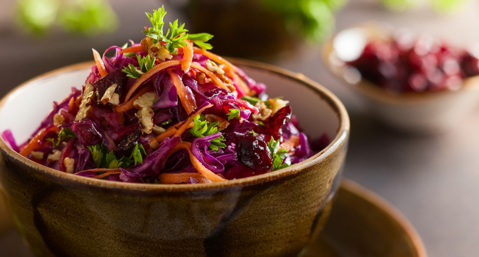 Salata od crvenog kupusa sa jabukom, šargarepom, orasima i brusnicama