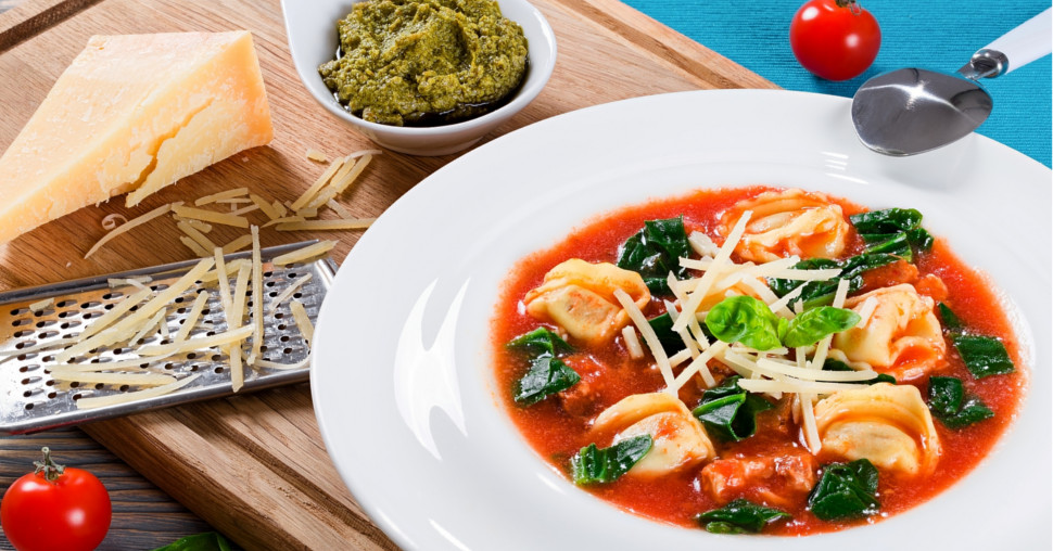 Kremasta ravioli supa sa kobasicama