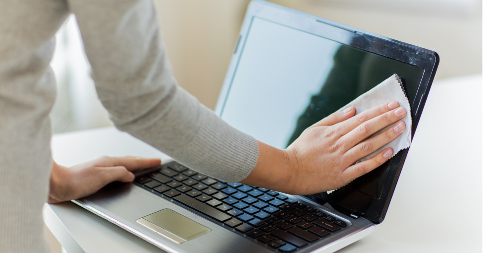 Kako bezbedno očistiti ekran laptopa i monitora bez oštećenja?