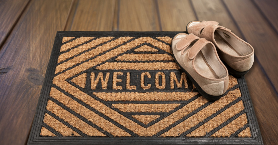 Da li gosti treba da skidaju cipele u vašem domu? Evo šta kaže mikrobiolog