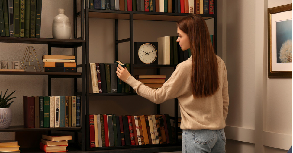 Pravi način da sredimo police sa knjigama, prema savetima stručnjaka