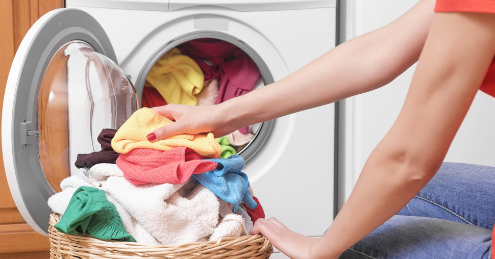 Devet uobičajenih zabluda o pranju veša koje zapravo uništavaju vašu garderobu