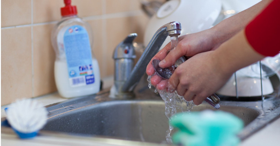 Sedam stvari koje nikada ne treba čistiti toplom vodom