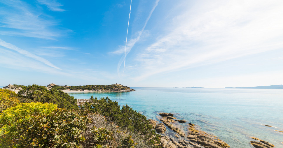 Zanimljivo pravilo na Sardiniji: Suncobrani dozvoljeni samo deci i penzionerima