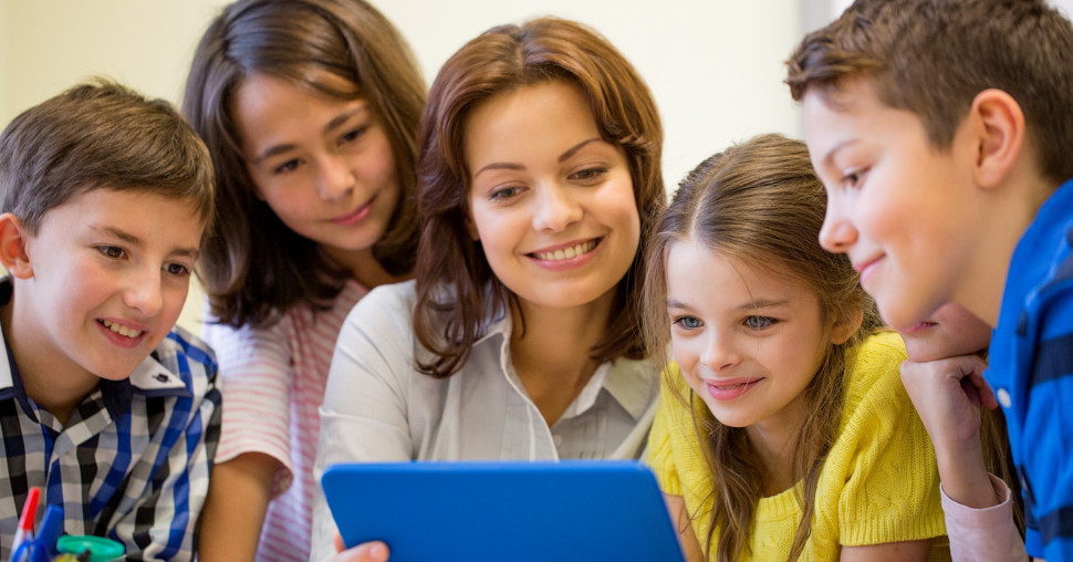 Profesori ispred algoritama: Zašto AI ne može da zameni ljudsko ocenjivanje