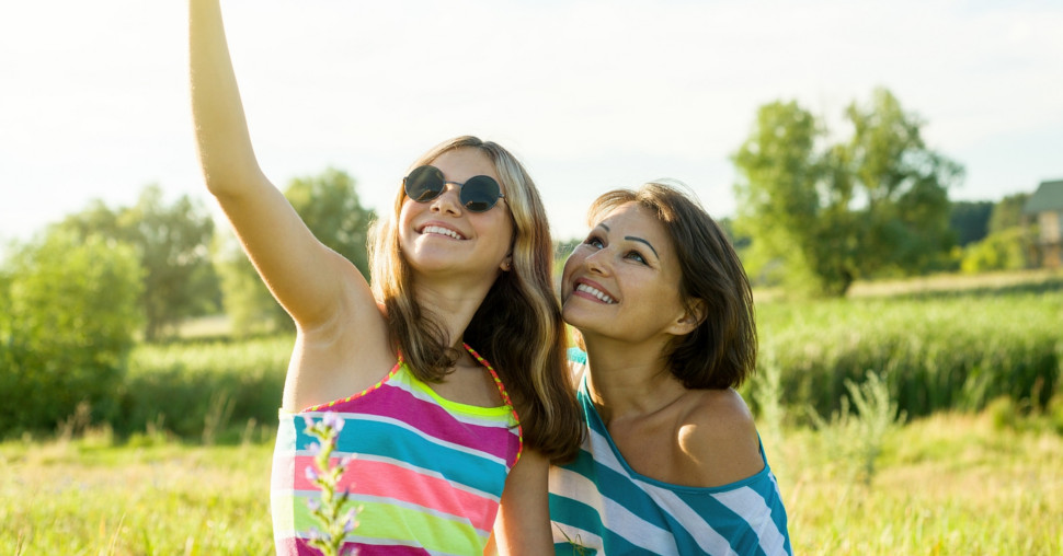 Zašto nam lice izgleda drugačije na selfiju nego u ogledalu? Evo objašnjenja
