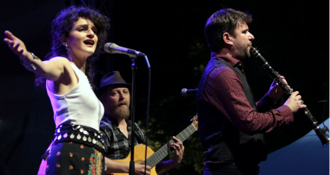 Održani Garden Sessions koncerti Aleksandre Radović i Barcelona Gipsy balKan Orchestra