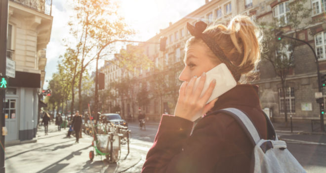 Kazne za pešake koji koriste telefon na pešačkom