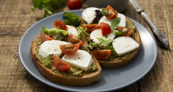 Pesto brusketi