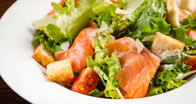 Salata sa dimljenim lososom