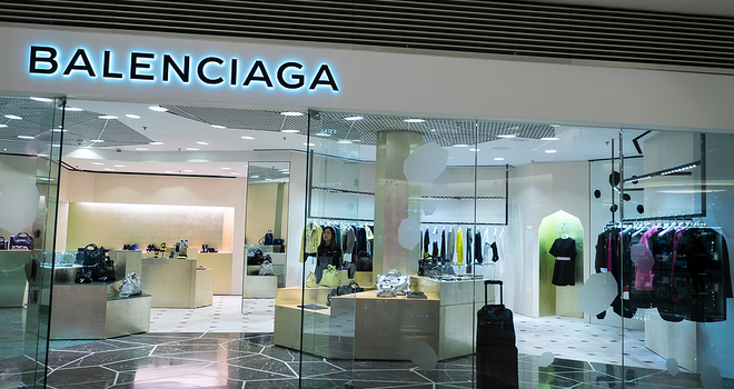 Balenciaga SS25: Demnin trpezarijski sto u Parizu!
