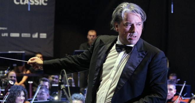 Maestro Srba Dinić sa Vojvođanskim simfonijskim orkestrom u Novom Sadu
