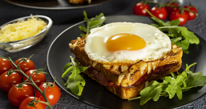 Tost sendvič sa jajetom na oko