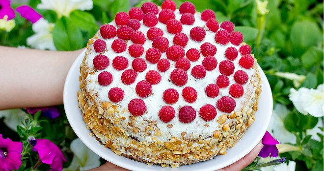 Krem torta sa bananama i malinama