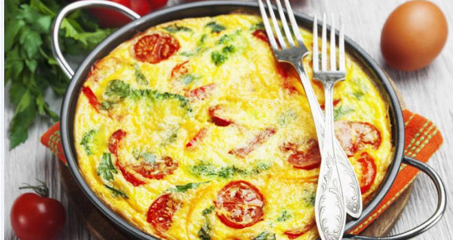 Omlet sa sirom i paradajzom