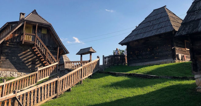 Zatvoren 3. Pozorišni festival: Zlatni list za Godoa