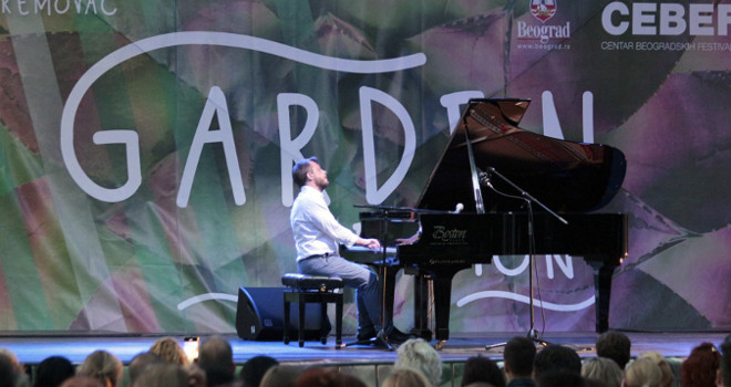 Matija Dedić održao koncert u botaničkoj bašti