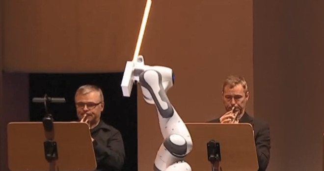 Robot dirigovao simfonijskim orkestrom u Nemačkoj!