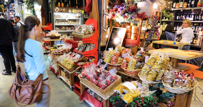 Prvi Beogradski noćni market na Bajlonijevoj pijaci