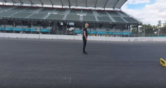 Kao školica: Preskočio bolid Formule 1