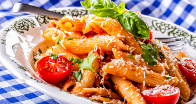 Pasta sa rukolom, čeri paradajzom i pršutom