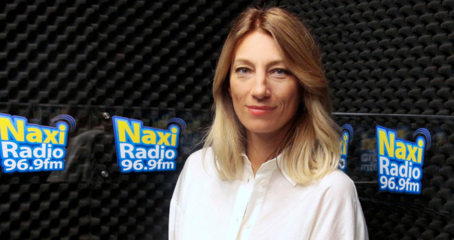 Ana Stanić predstavlja pesmu Ljubav bez dodira