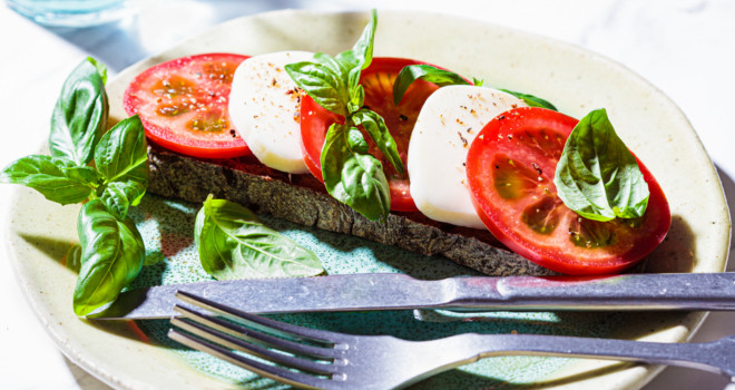 Caprese sendvič