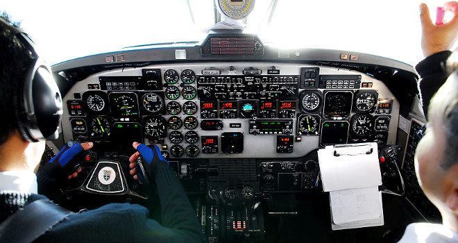 Kada upravljaju avionom piloti ne mogu da imaju bradu: Evo zašto postoji ovo pravilo