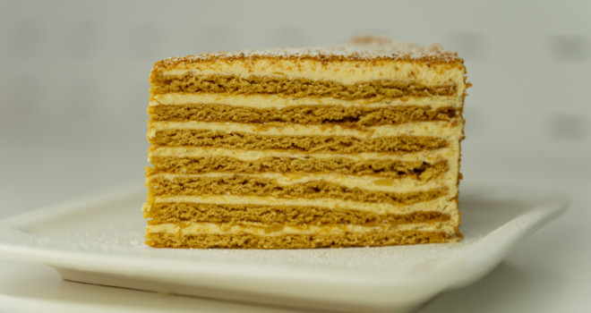 Keks torta sa belom čokoladom