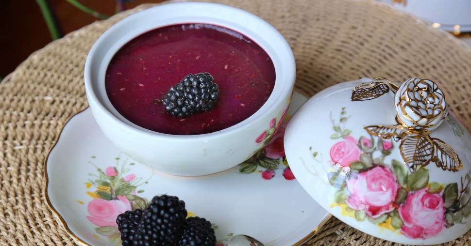 Lažni puding od avokada sa kupinama
