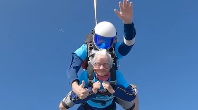 "Život u oblacima": 102-godišnja žena postavila novi rekord u padobranstvu!