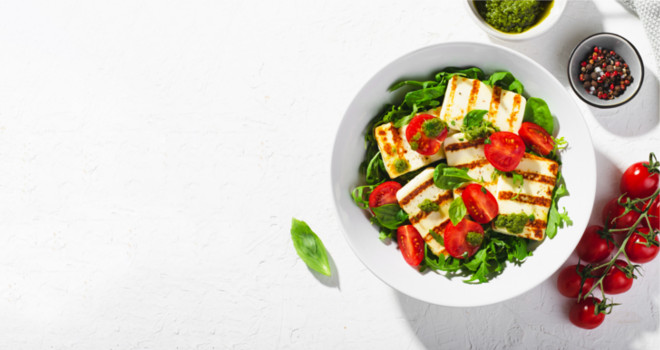 Obrok salata sa grilovanim kozjim sirom