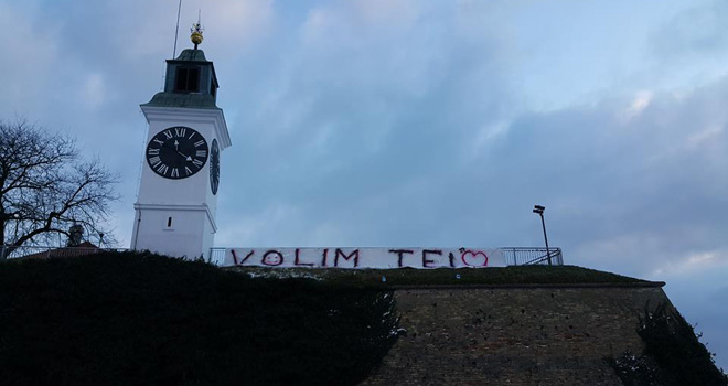 Volim te: Poruka za nju kod Sata