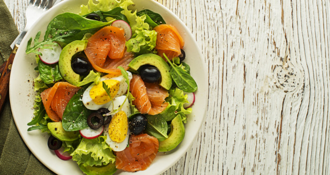 Salata od lososa i avokada