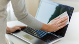 Kako bezbedno očistiti ekran laptopa i monitora bez oštećenja?